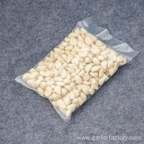 Vacuum packaging peeled garlic